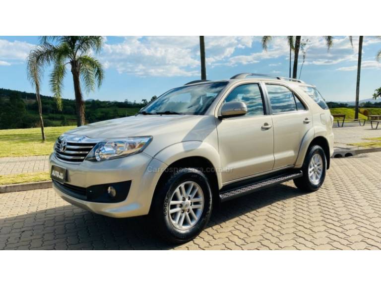 TOYOTA - HILUX SW4 - 2014/2015 - Bege - R$ 119.888,00