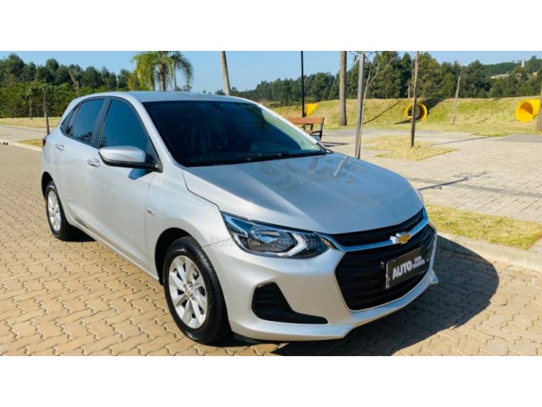 CHEVROLET - ONIX - 2022/2023 - Prata - R$ 75.888,00