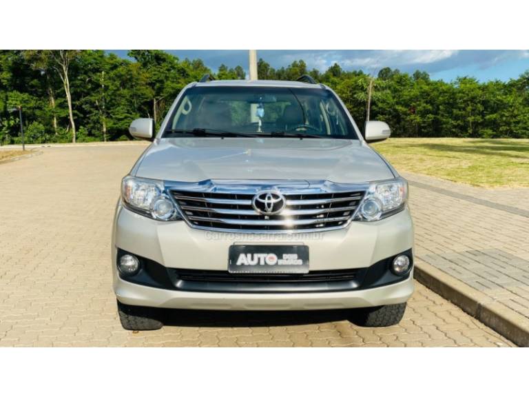 TOYOTA - HILUX SW4 - 2014/2015 - Bege - R$ 119.888,00