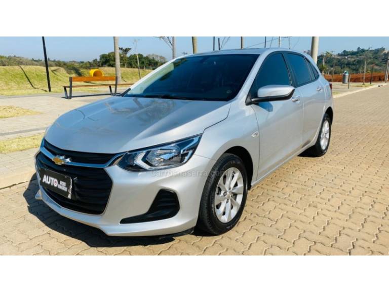 CHEVROLET - ONIX - 2022/2023 - Prata - R$ 75.888,00