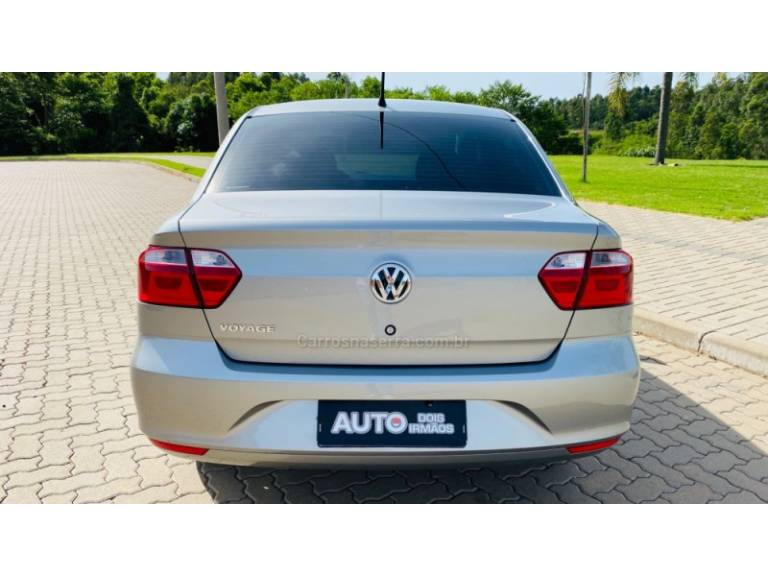 VOLKSWAGEN - VOYAGE - 2016/2017 - Prata - R$ 48.888,00