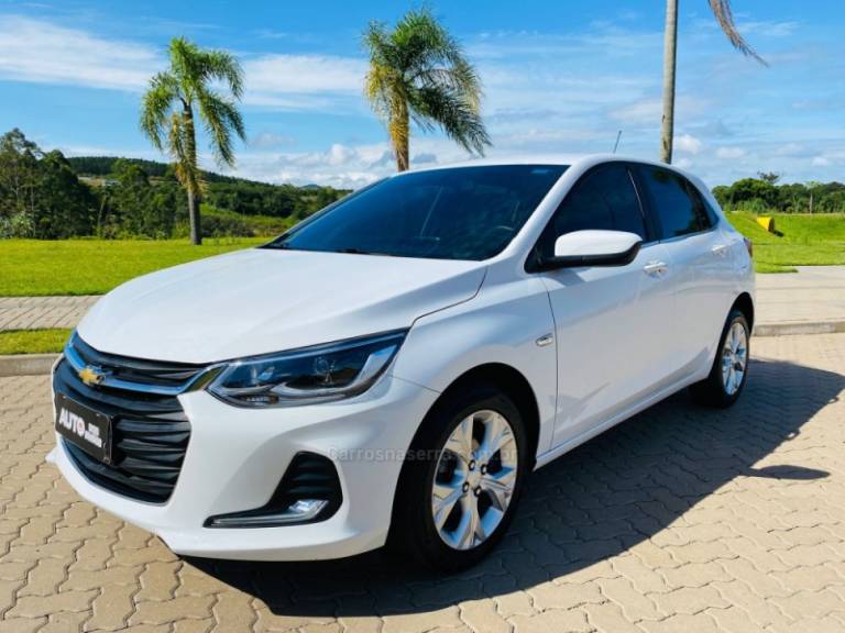 CHEVROLET - ONIX - 2020/2021 - Branca - R$ 85.888,00