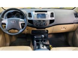 TOYOTA - HILUX SW4 - 2014/2015 - Bege - R$ 119.888,00