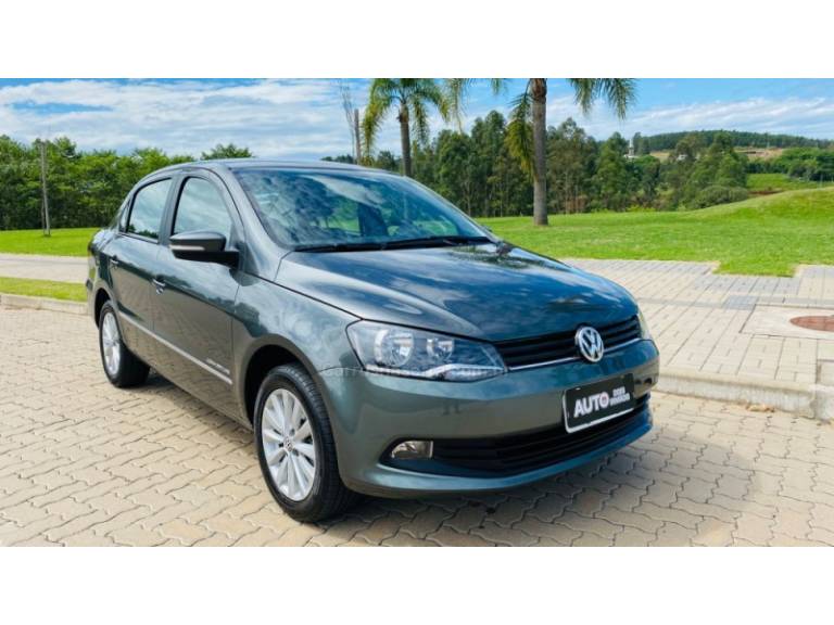 VOLKSWAGEN - VOYAGE - 2015/2016 - Cinza - R$ 47.888,00