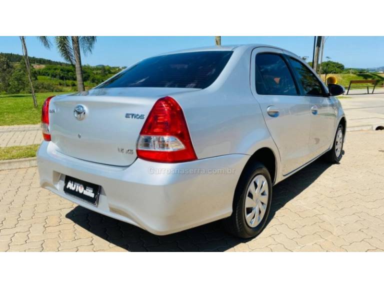 TOYOTA - ETIOS - 2017/2018 - Prata - R$ 65.888,00