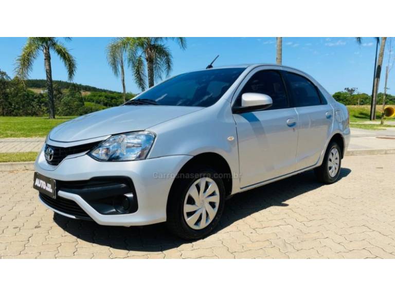 TOYOTA - ETIOS - 2017/2018 - Prata - R$ 65.888,00