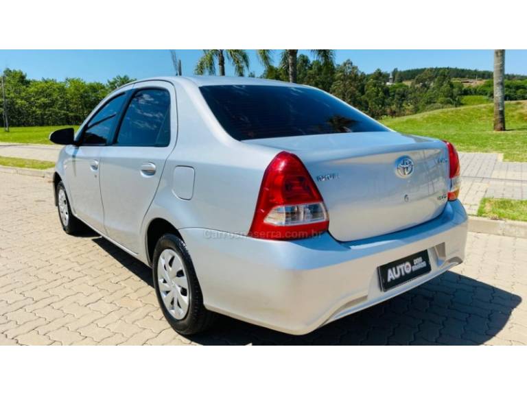 TOYOTA - ETIOS - 2017/2018 - Prata - R$ 65.888,00