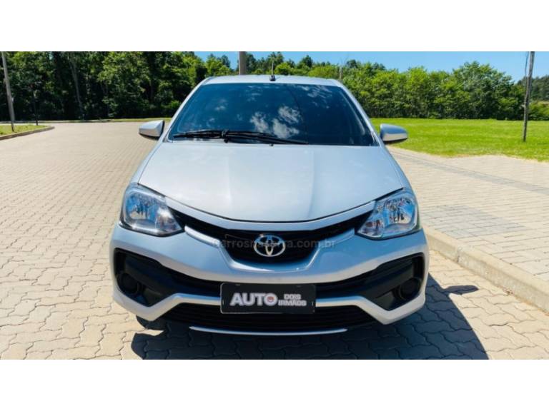 TOYOTA - ETIOS - 2017/2018 - Prata - R$ 65.888,00